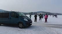 O víkendu v Horní Plané jezdilo přes zamrzlé Lipno jednou auto za druhým.