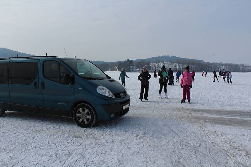 O víkendu v Horní Plané jezdilo přes zamrzlé Lipno jednou auto za druhým.