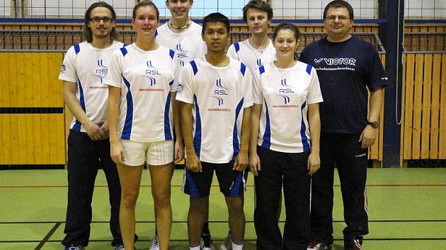 S tímto velmi mladým družstvem rozehráli badmintonisté SKB Č. Krumlov novou prvoligovou sezonu na kurtech Chemičky Ústí nad Labem.