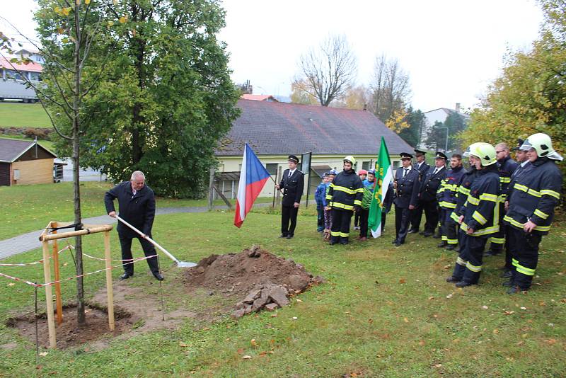 Sobotní odpoledne obyvatelé Malont věnovali oslavám vzniku republiky. Nechyběl ani ohňostroj.