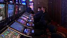 Noční policejní kontrola nalezla v kasinu na Krumlovsku šedesát hostů.