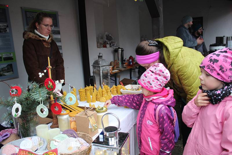 Adventní hornoplánské korzo aneb báječnou příležitost k procházce městem využila spousta lidí v Horní Plané k nákupu dobrot a řemeslných výrobků.