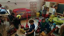 Děti z Lesní školky, která jela v jednom z vlaku, který měl nehodu u Mříče, převezli hasiči do své multimediální místnosti. Děti si tu hrají a přijíždějí sem pro ně jejich rodiče.