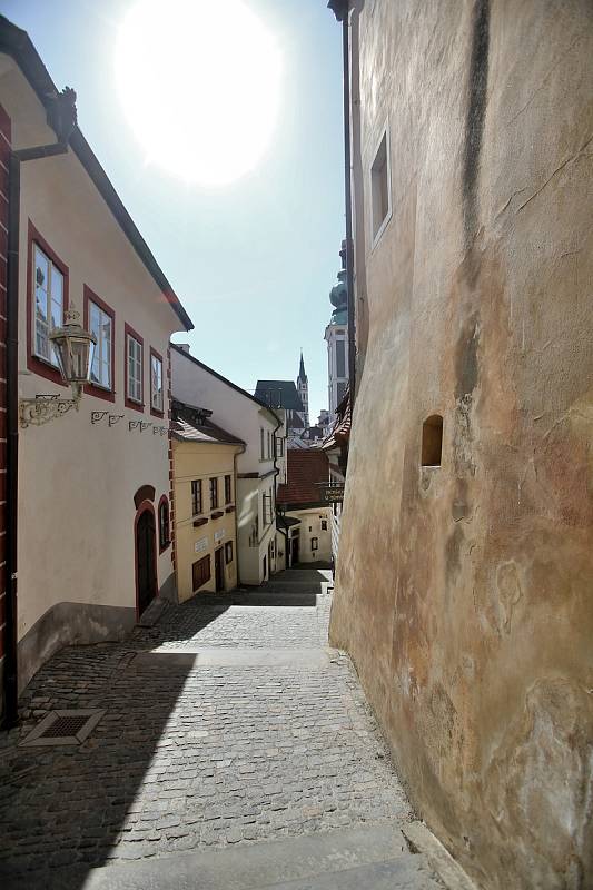 Celosvětová empidemie koronaviru vylidnila i centrum Českého Krumlova, které je běžně zaplaveno turisty.