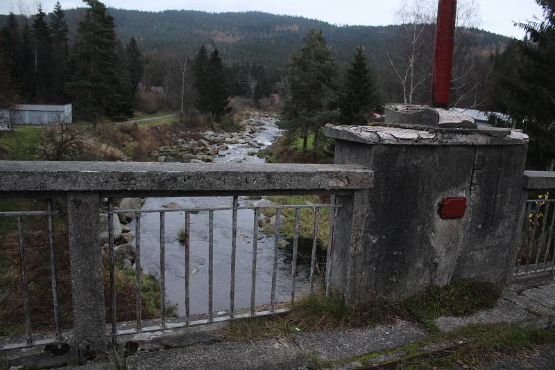 Most přes Vltavu pod lipenskou elektrárnou.