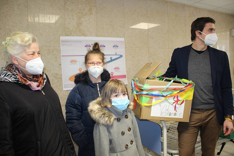 Zástupci Zubčic předali zdravotníkům krumlovské nemocnice dary jako poděkování za jejich obětavost.