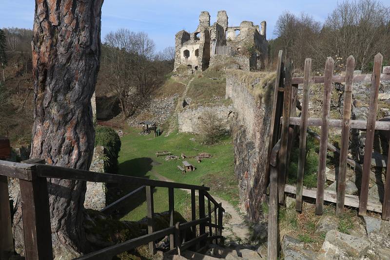 Zřícenina hradu Dívčí Kámen leží v nadmořské výšce 47O metr. Hrad byl založen roku 1349 Rožmberky a rozprostírá se na skalnatém ostrohu Křemežského potoka a řeky Vltavy.