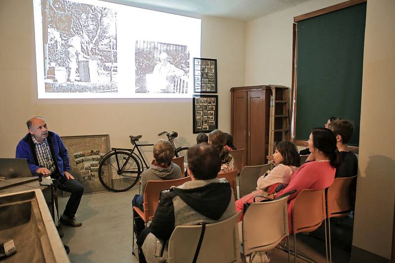 Mistr řezbář v Museu Fotoateliér Seidel v Českém Krumlově. Foto: archiv Museum Fotoateliér Seidel