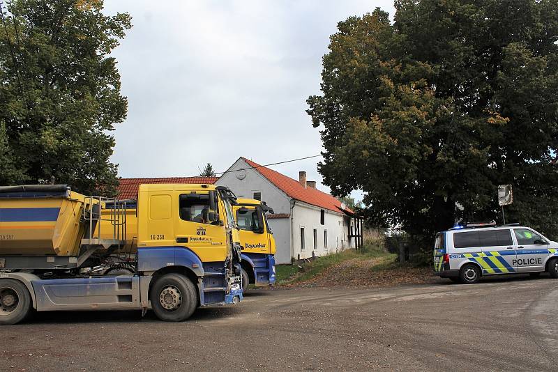 Nehoda nákladního auta na chvíli ucpala silnici v esíčku v Prostředních Svincích. Podle lidí na místě náklaďák dostal na vlhké silnici smyk a narazil do zdi domu. Nikomu se nic nestalo, zeď je trochu poškozena. Provoz byl brzy obnoven.