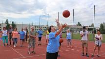 Sportovní hry seniorů na hřišti u Základní školy Školní.