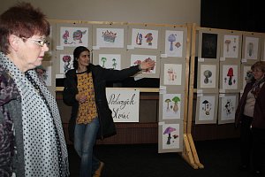Páteční vernisáž charitativní výstavy Anežka pro Ukrajinu v krumlovském kině Luna se setkala se velkým zájmem návštěvníků.