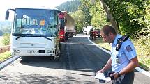 Mlékárenská cisterna se srazila s autobusem u Zátoně.