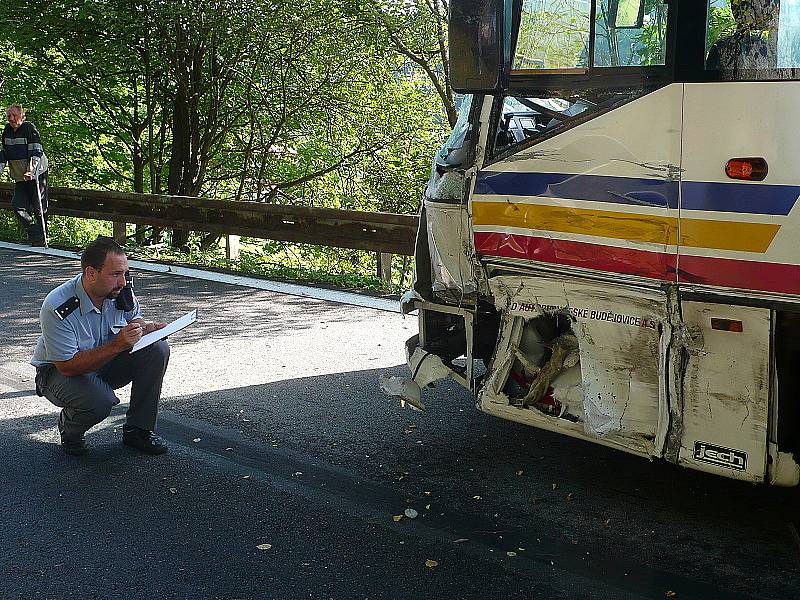 Mlékárenská cisterna se srazila s autobusem u Zátoně.