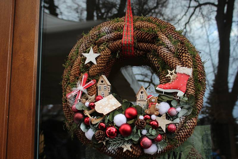 Adventní hornoplánské korzo aneb báječnou příležitost k procházce městem využila spousta lidí v Horní Plané k nákupu dobrot a řemeslných výrobků.