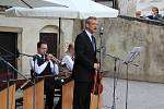 Koncert Jazzbandu Schwarzenberské gardy na nádvoří zámku Český Krumlov.