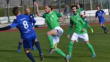 Divize A - 13. kolo: FK Slavoj Český Krumlov (zelené dresy) - FC Slávia Karlovy Vary 0:6 (0:2).