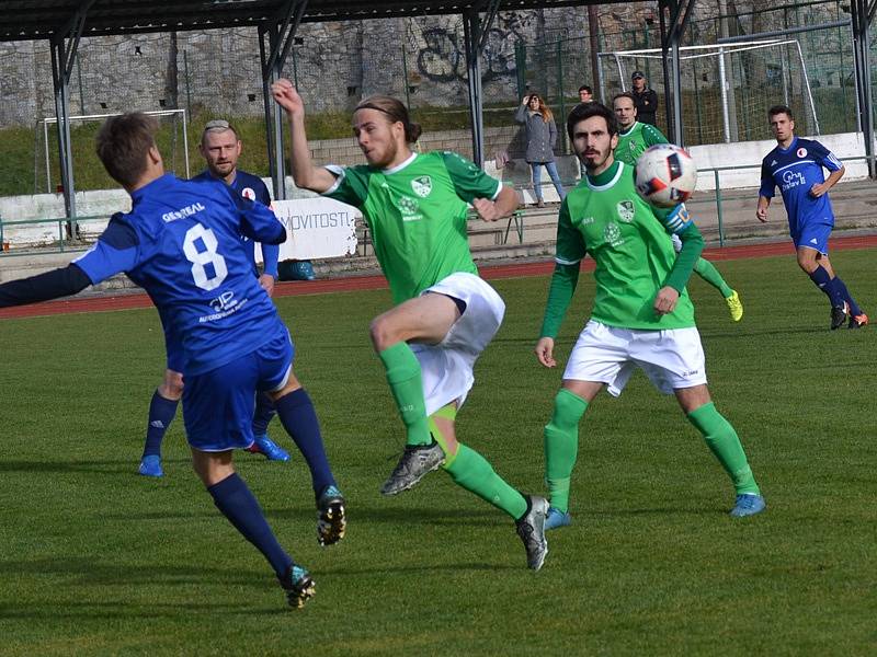 Divize A - 13. kolo: FK Slavoj Český Krumlov (zelené dresy) - FC Slávia Karlovy Vary 0:6 (0:2).