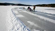 Lipenské jezero nabízí rekordní množství bruslařských drah.