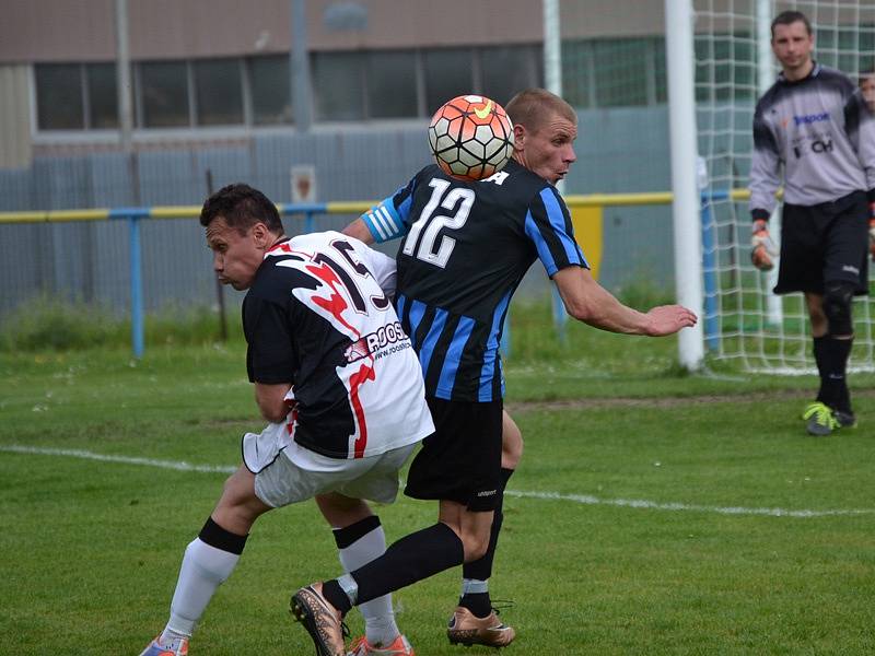 I.A třída (skupina B) - 21. kolo: FC Velešín (modročerné dresy) - SK Větřní 3:1 (0:0).
