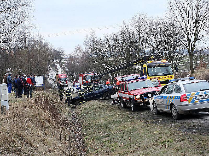 Vážná dopravní nehoda osobního automobilu u Velešína.