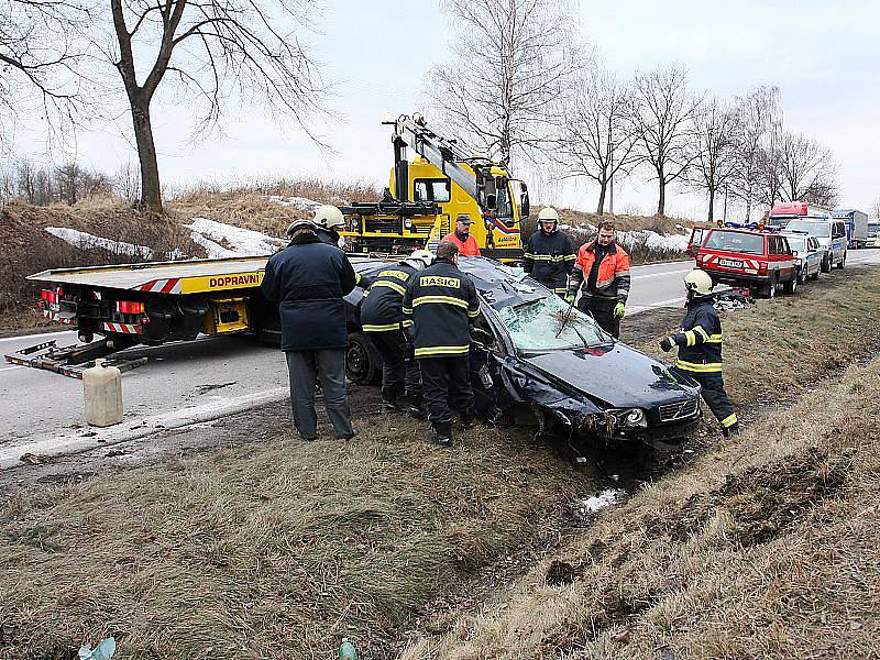 Vážná dopravní nehoda osobního automobilu u Velešína.