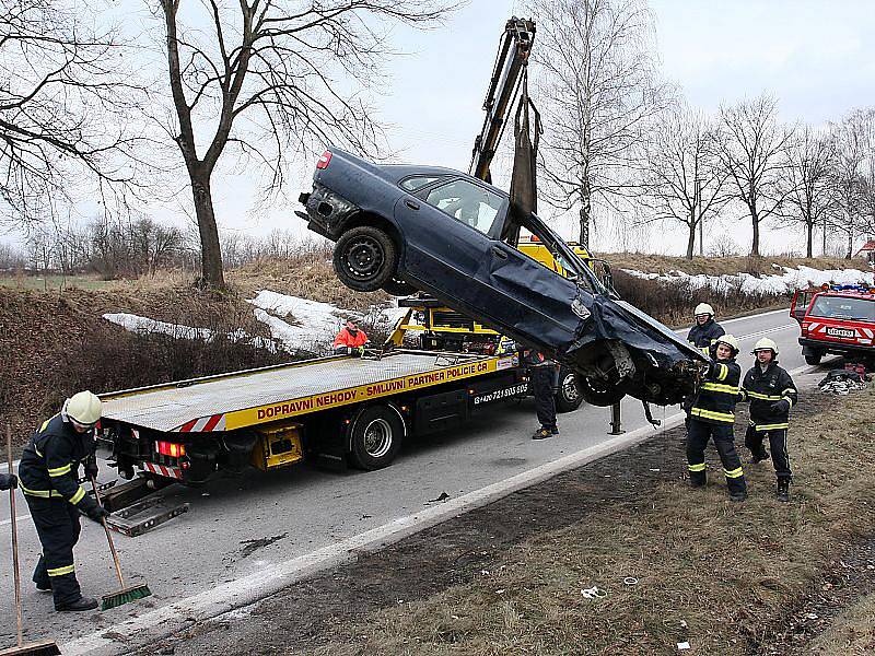 Vážná dopravní nehoda osobního automobilu u Velešína.