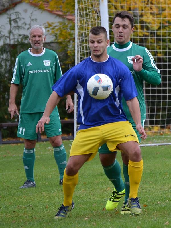 I.B třída (skupina A) - 10. kolo: SK Zlatá Koruna (modré dresy) - FK Nová Ves / Brloh 0:3 (0:1).