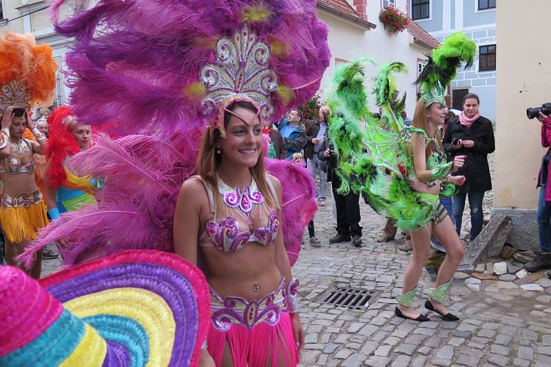 Karnevalový průvod Českým Krumlovem v rytmu Rio de Janeiro.