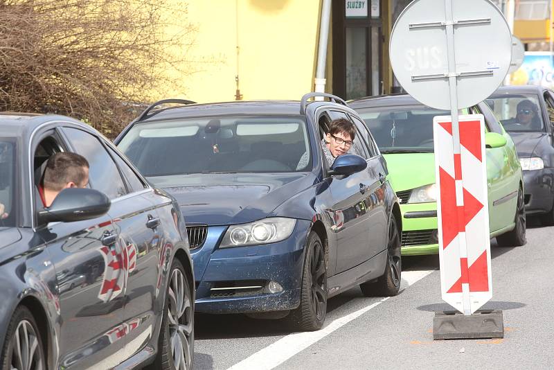 Na hranicích zastavují řidiče policisté. Ve spolupráci s vojáky a hasiči měří cestujícím teplotu a informují je o tom, co mají po příjezdu domů dělat.