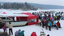 Na začátku března 2018 zamrzlé Lipno zavalily davy bruslařů.