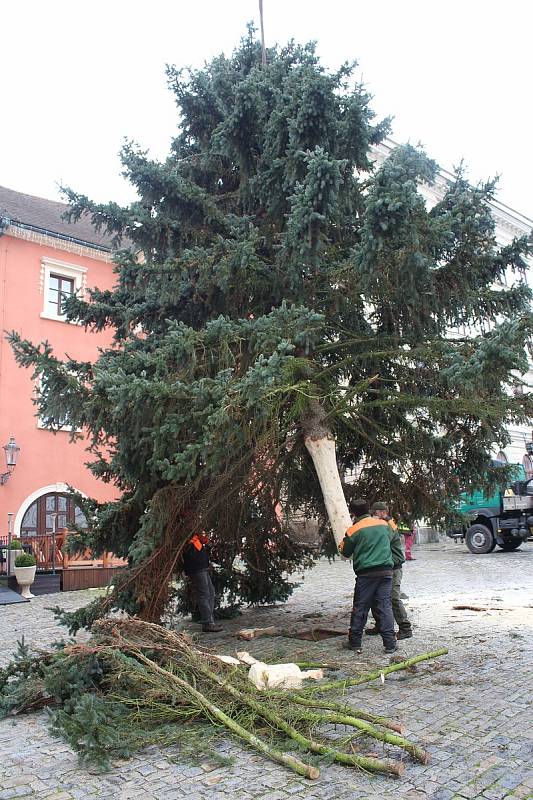 Pokus číslo jedna. Instalace vánočního stromu v pondělí na českokrumlovském náměstí.