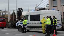 Na Dolním Dvořišti od pondělního rána kontrolují pracovníci Celní správy ve spolupráci s hasiči a policií řidiče i cestující.