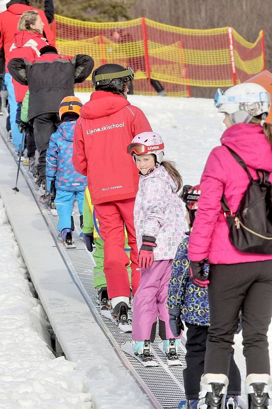 Lyžařská sezóna v Lipně nad Vltavou je v plném proudu.