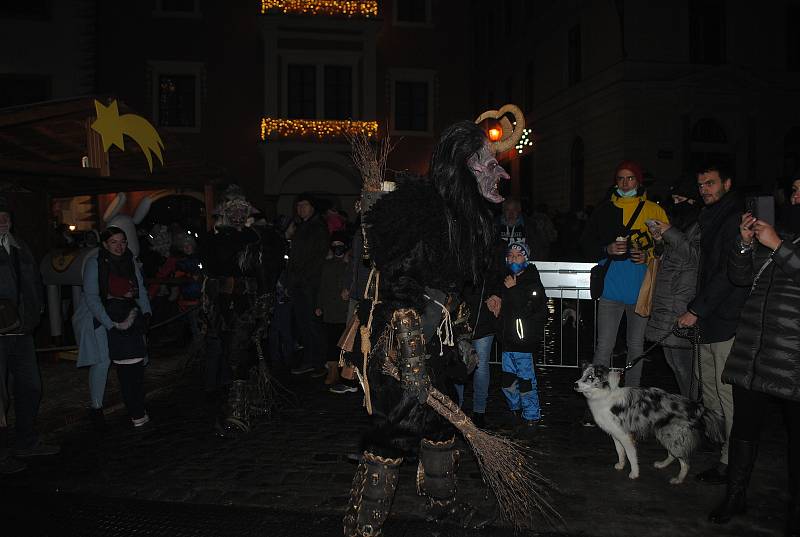 Centrem Krumlova prošlo pár krampusů, kvůli covidu se letos velký čertovský průvod nekonal.