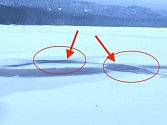 Díry v ledu lipenského jezera, kde se v neděli propadl běžkař. Měl veliké štěstí, že se mu odtud podařilo dostat.
