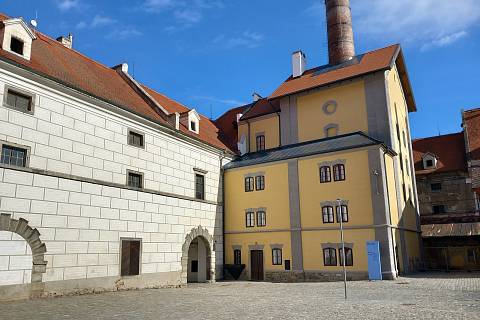 Bývalý panský pivovar v Českém Krumlově se proměnil v Port 1560. Přes jeho nádvoří jde dojít z parkoviště pod poštou na Nové město a dál na Latrán.