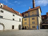 Bývalý panský pivovar v Českém Krumlově se proměnil v Port 1560. Přes jeho nádvoří jde dojít z parkoviště pod poštou na Nové město a dál na Latrán.