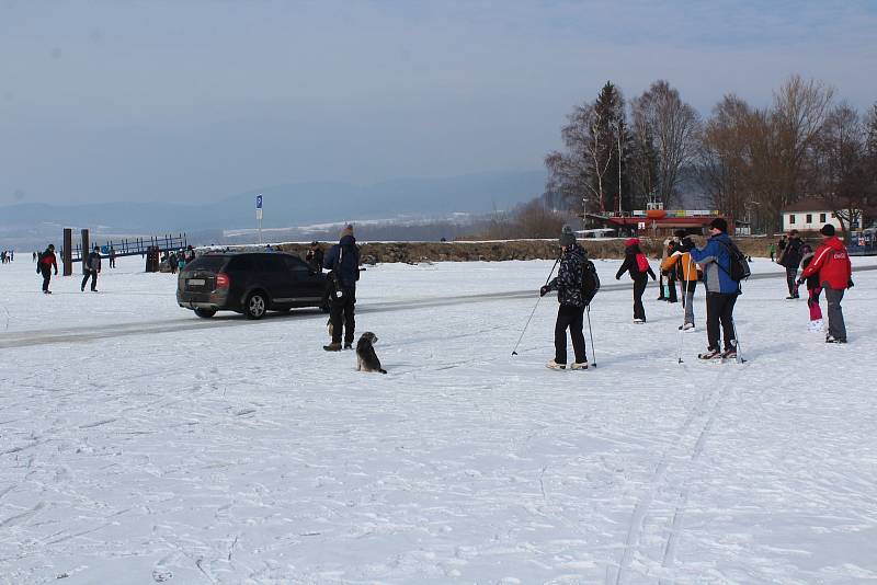 O víkendu v Horní Plané jezdilo přes zamrzlé Lipno jednou auto za druhým.