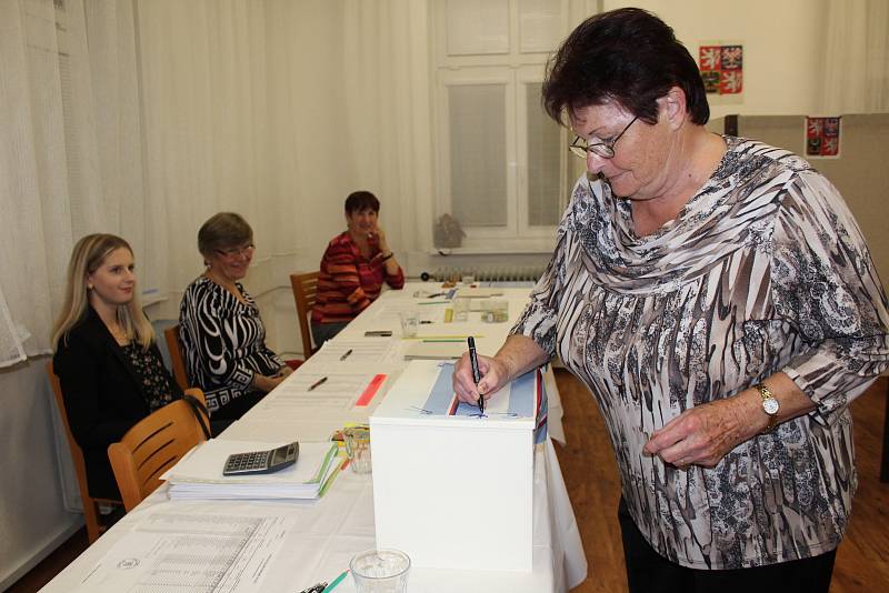 V Besednici měli v pátek večer před uzavřením volebním místnosti volební účast 40 procent.