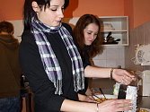Správný postup přípravy šopského salátu už zvládají českokrumlovské učnice Tereza Hulcová (v popředí) a Petra Žáčková.