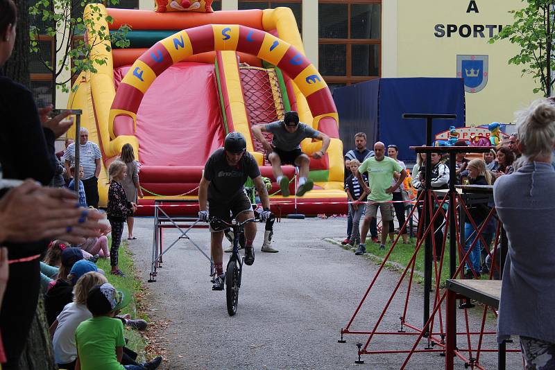 Bike trialovou show a pouťové atrakce si užili návštěvníci pouti ve Zlaté Koruně.