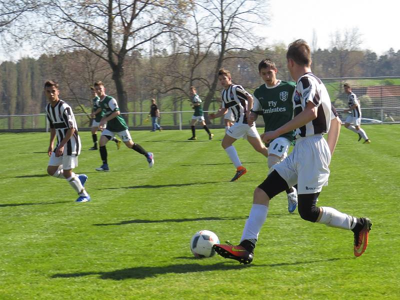 I.A třída dorostu – 14. kolo: SK Jankov (zelené dresy) – FK Spartak Kaplice / FK Dynamo Vyšší Brod 0:0, na penalty 3:4.