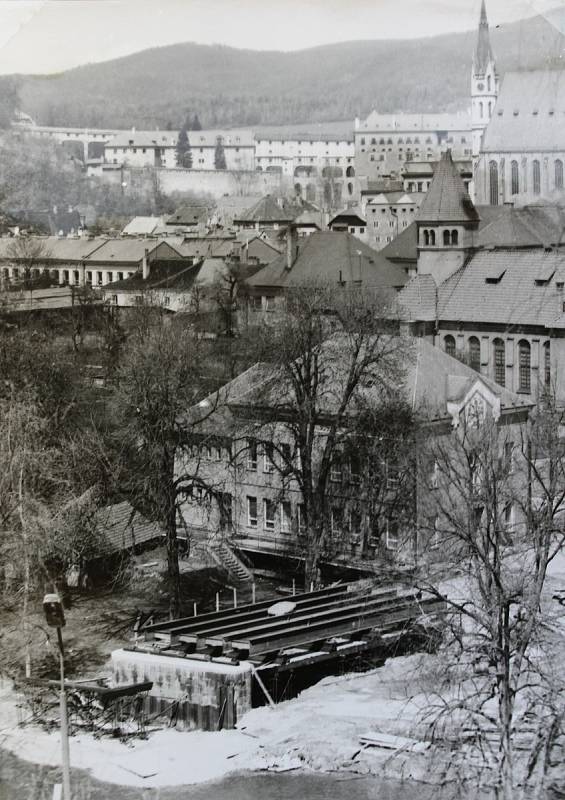 Český Krumlov v 70. letech 20. století. Přestavba (novostavba) mostu u Střelnice.