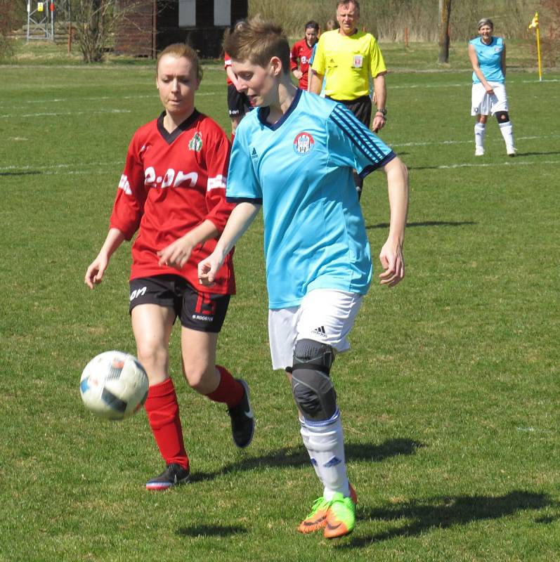 Fotbalová divize žen (skupina D) – 16. kolo: Spartak Kaplice (bledě modré dresy) – Platan Protivín 8:0 (5:0).