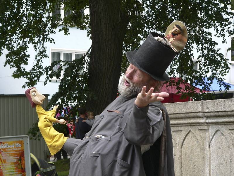 Veselou pohádku podle námětu bratří Grimmů zahrál dětem s loutkami a maňásky Luděk Richter.