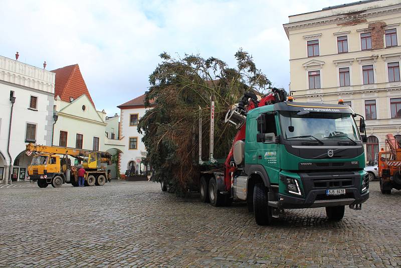 Pokus číslo jedna. Instalace vánočního stromu v pondělí na českokrumlovském náměstí.