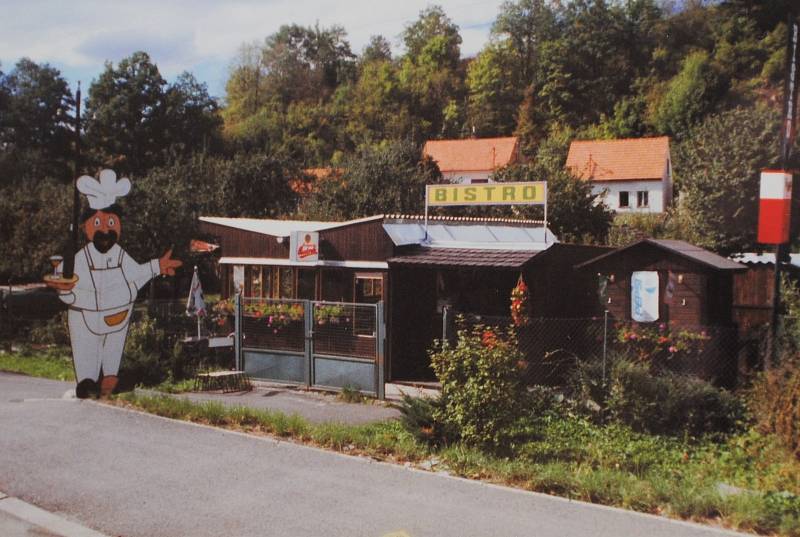 Český Krumlov v roce 1994. Soukromé bistro v sousedství a. s. Grafit.