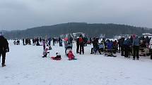 Tisíce lidí dorazily o víkendu zabruslit si na Lipno.