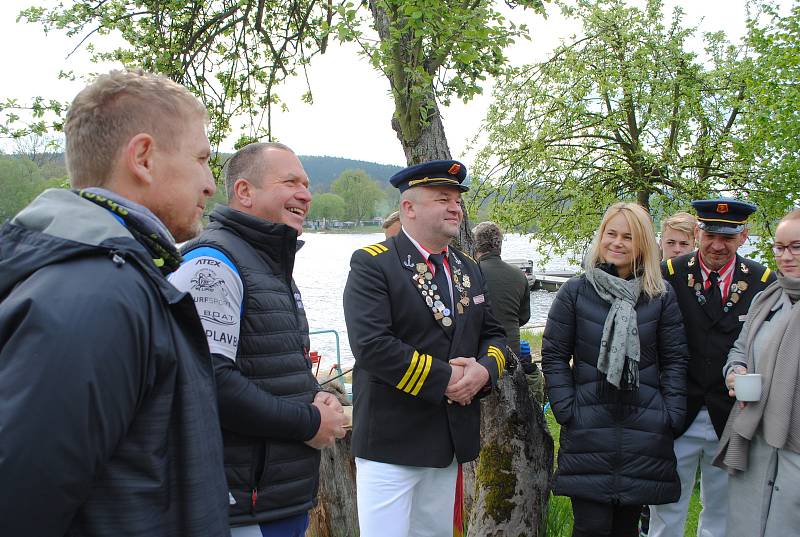 Veslaři Radek Šťovíček, Václav Chalupa, Pavel Malinský, Vítězslav Huja a Rudolf Baran, a s nimi na kole Petr Kováč, vyrazili na poutní plavbu Po stopách vltavských plavců.