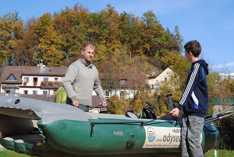 Podzimní zamykání Vltavy v kempu Krumlov.